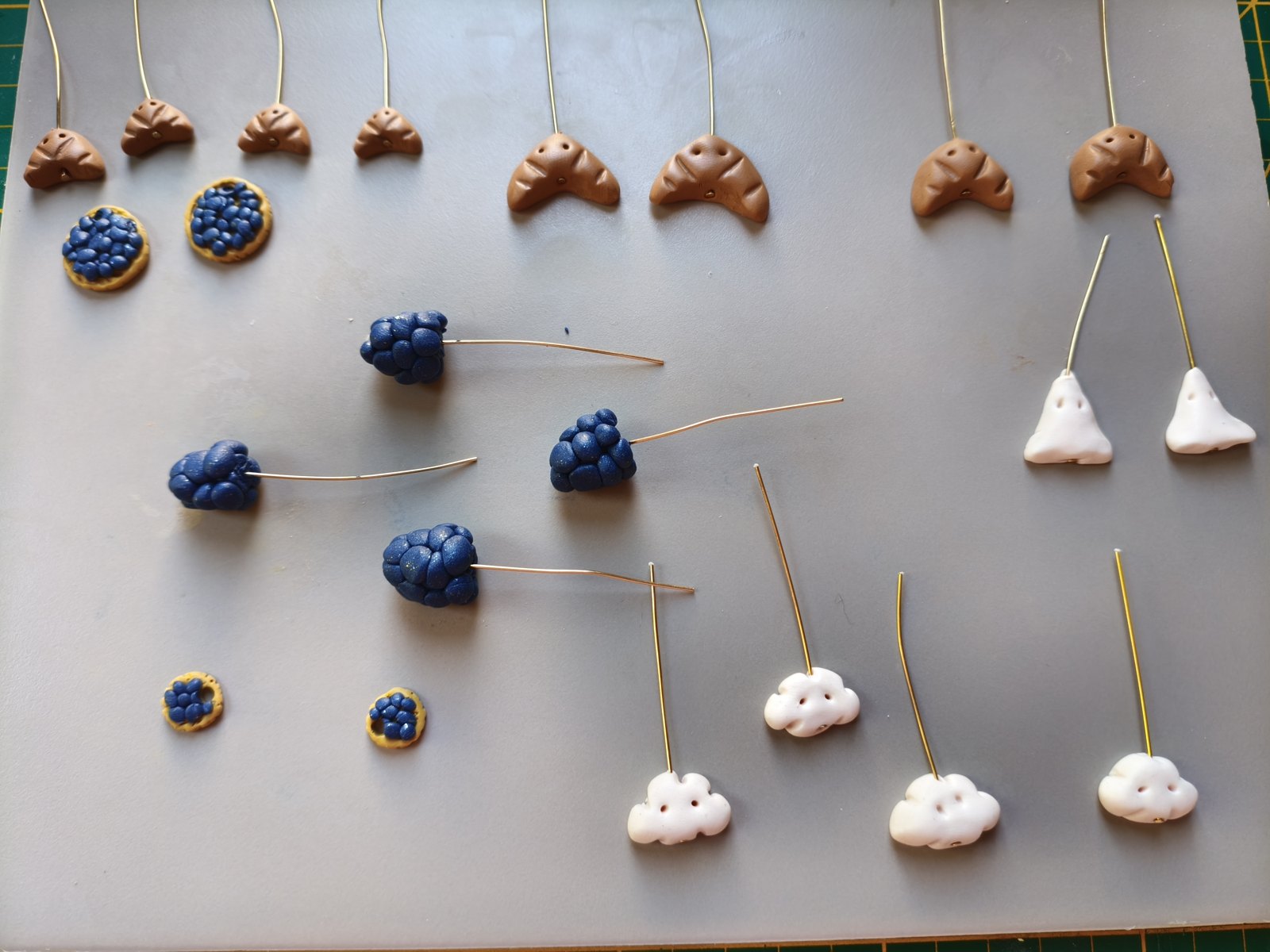 Ensuite j assemble la tige toujours en acier inoxydable ou le perçage pour pouvoir l insérer sur son support  – étape de fabrication artisanale des bijoux Les Pampilles de Gégé