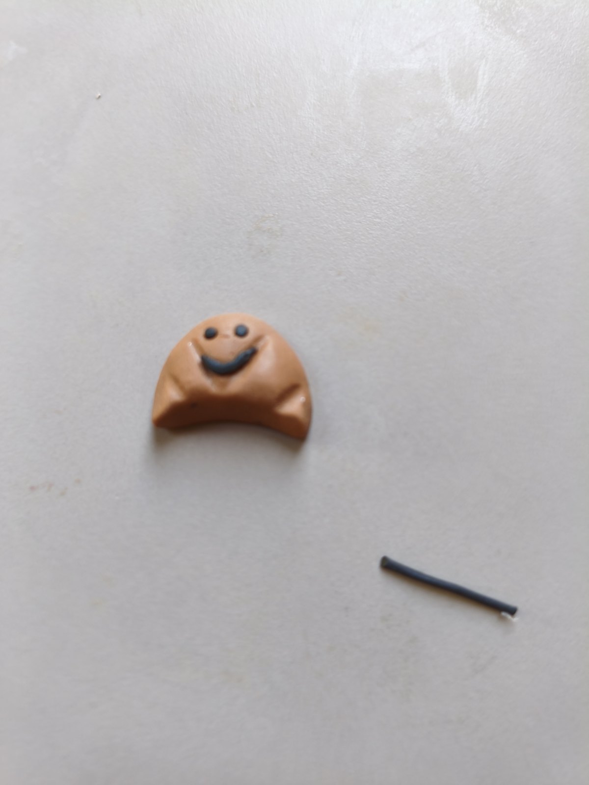 Puis on façonne la pâte  – étape de fabrication artisanale des bijoux Les Pampilles de Gégé