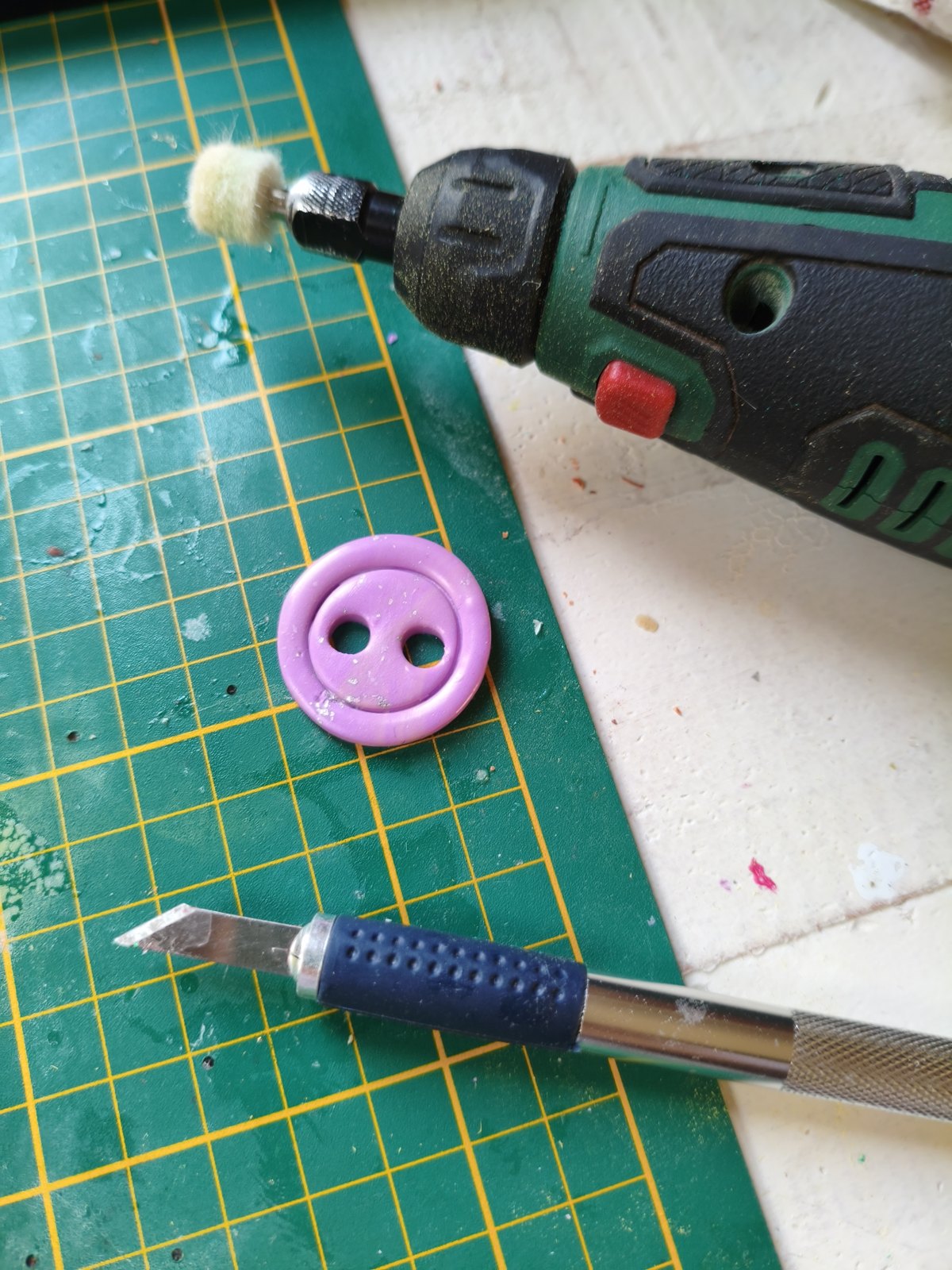 Le polissage  – étape de fabrication artisanale des bijoux Les Pampilles de Gégé