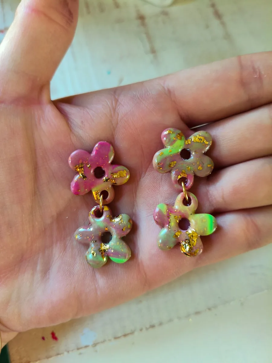 Double eleanore Guadeloupe – vue 3 – Rose jaune vert et feuilles d or – Pâte polymère