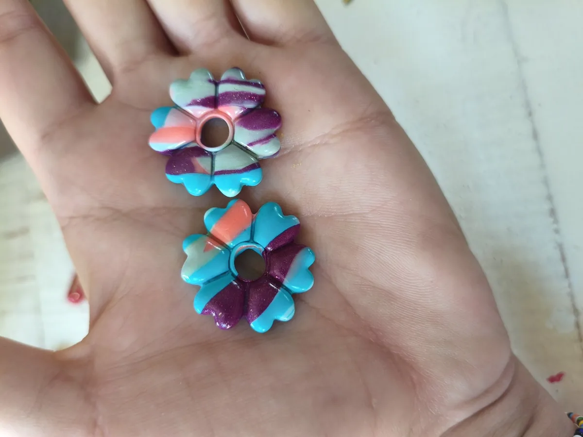 Cora – vue 3 – Turquoise,rose, violet, doré – Pâte polymère