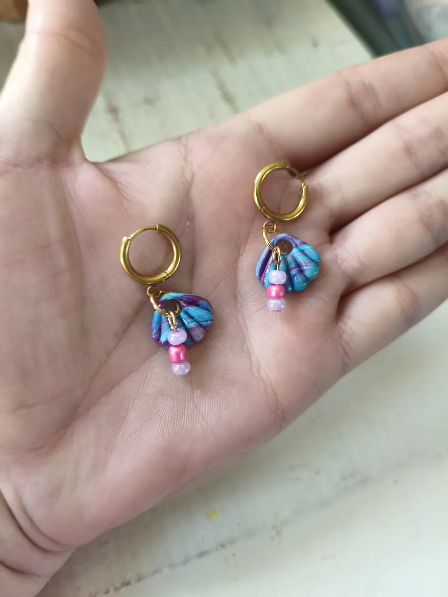 Boucle d'oreille coquillage perlé – vue 2 – Bleu,rose, violet, doré – Pâte polymère, acier inoxydable