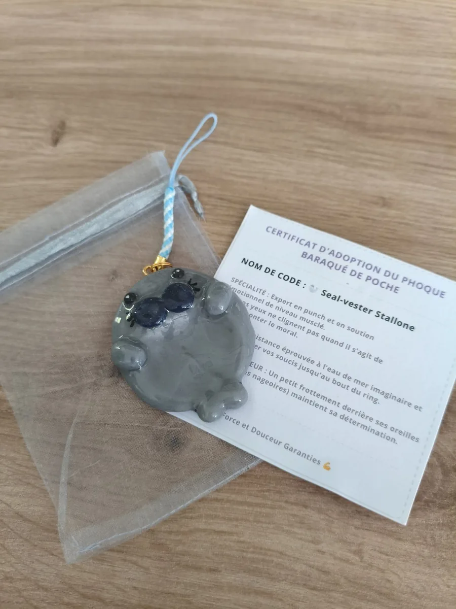 Worry stone, seal-vester Stallone – vue 2 – Gris – Pâte polymère, acier inoxydable ,paracorde
