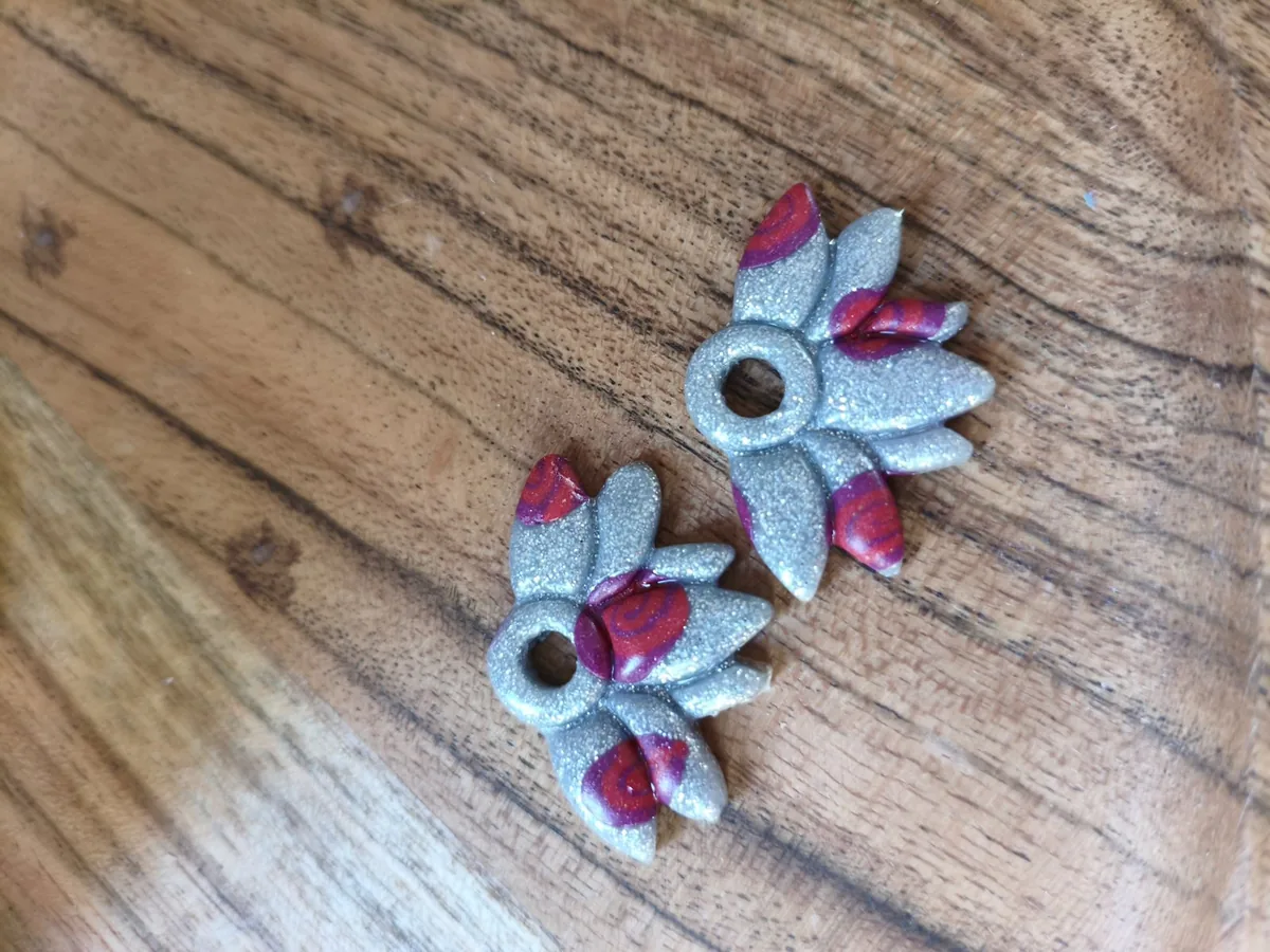 Cigale d été irisée métallisée – vue 2 – Métallisée avec spirale fushia et violet – Pâte polymère