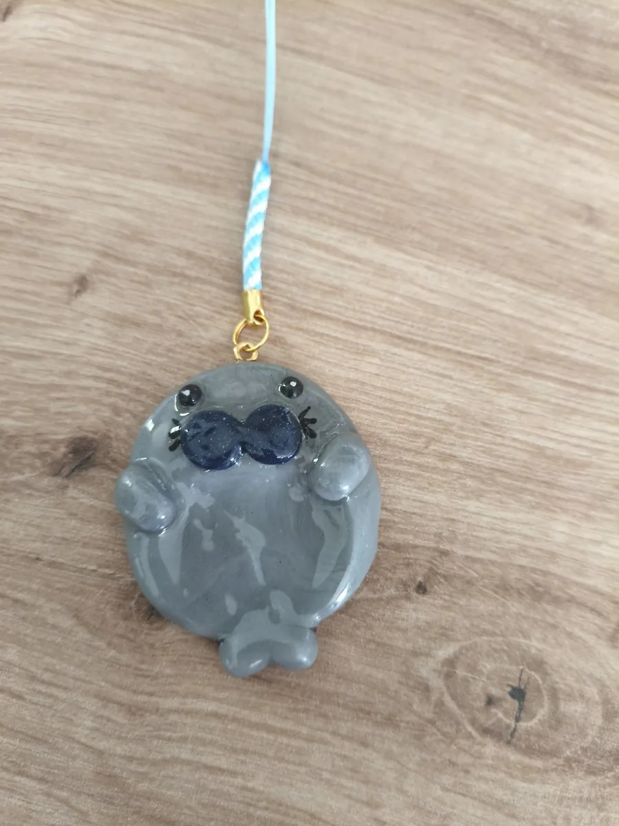 Worry stone, seal-vester Stallone  – bijou artisanal bijoux de sac, worry stone