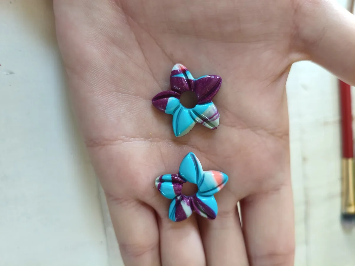 fleur étoilée – vue 2 – Turquoise,rose, violet, doré – Pâte polymère