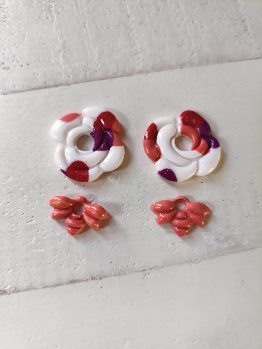 Boucle Rosa et son abeille – vue 2 – Blanc, violet, vieux rose, doré – Pâte polymère ,acier inoxydable