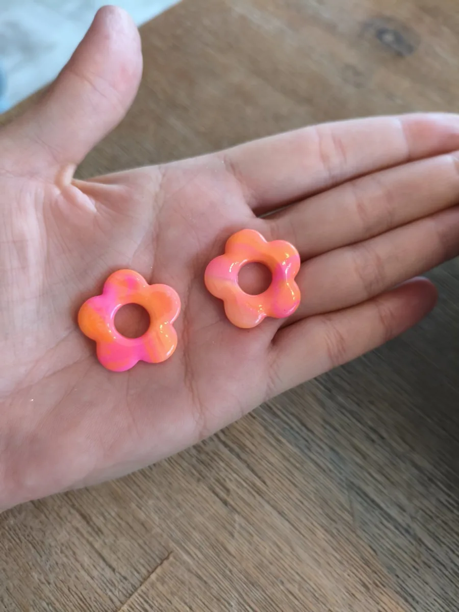 Mathilde rose fluo – vue 3 – Rose translucide – Pâte polymère