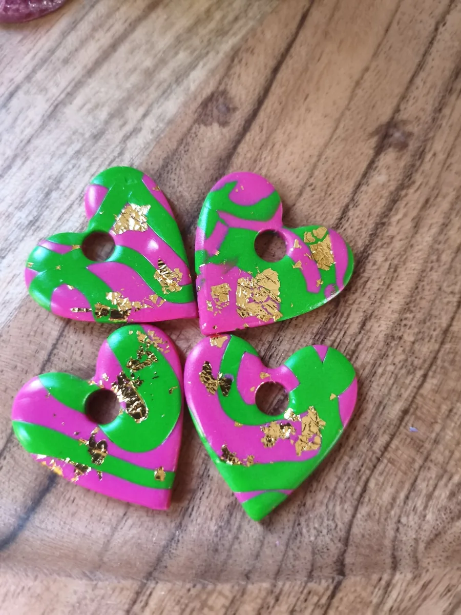 Lulu brésil – vue 3 – Fushia,vert et doré – Pâte polymère
