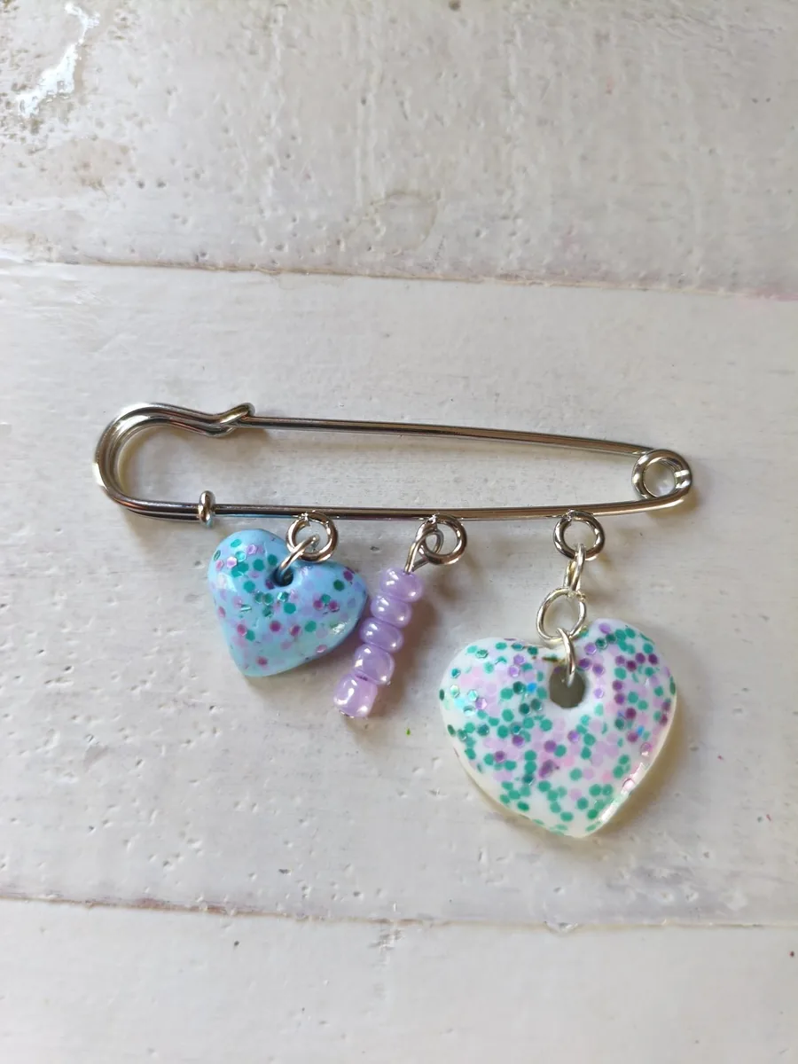 Broche coeur – vue 2 – Blanc turquoise rose – Pâte polymère ,acier inoxydable