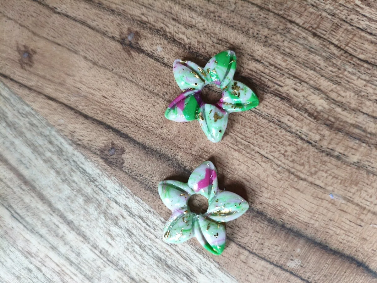 Fleur étoilée Martinique – vue 2 – Blanc vert doré fushia – Pâte polymère