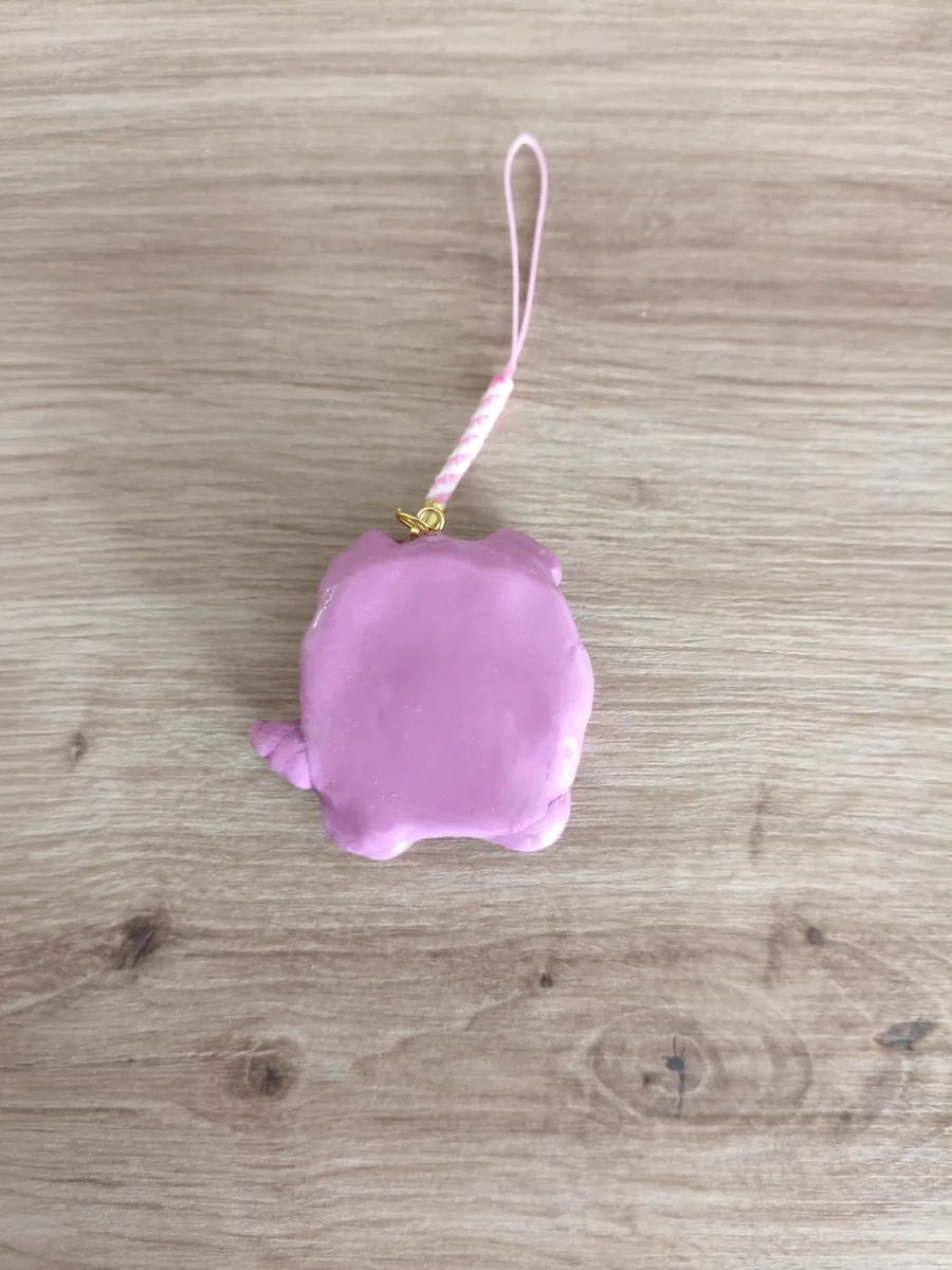 Worry stone, chris P bacon – vue 3 – Rose – Pâte polymère, acier inoxydable ,paracorde
