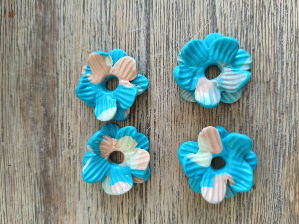 Emy turquoise – vue 2 – turquoise , rose ,creme – Pâte polymère