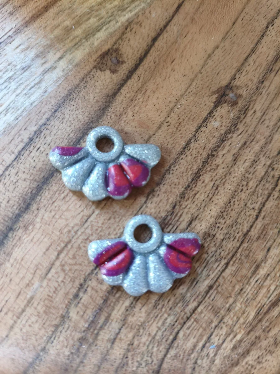 Carmen métallisée – vue 2 – Métallisée avec spirale fushia et violet – Pâte polymère