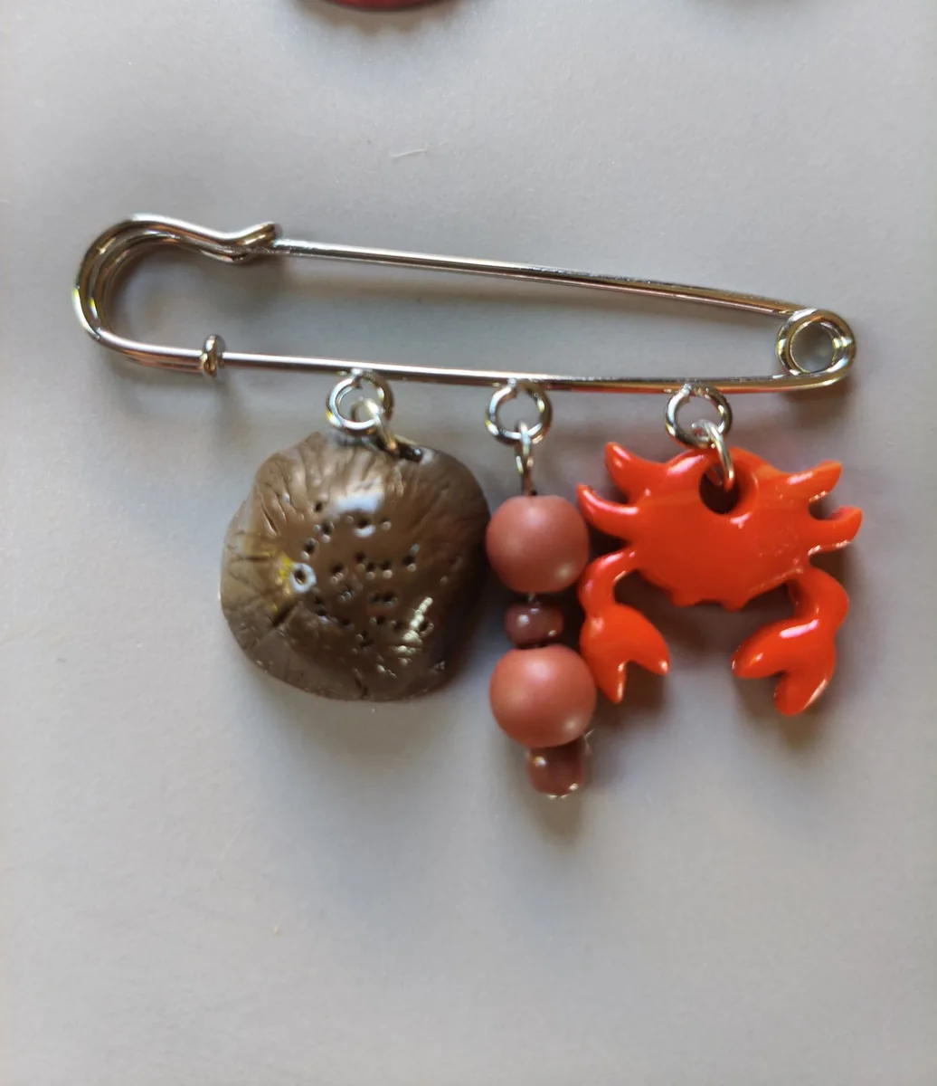 Broche noix de coco et crabe 🦀 – vue 3 – Marron ,rouge – Pâte polymère ,acier inoxydable