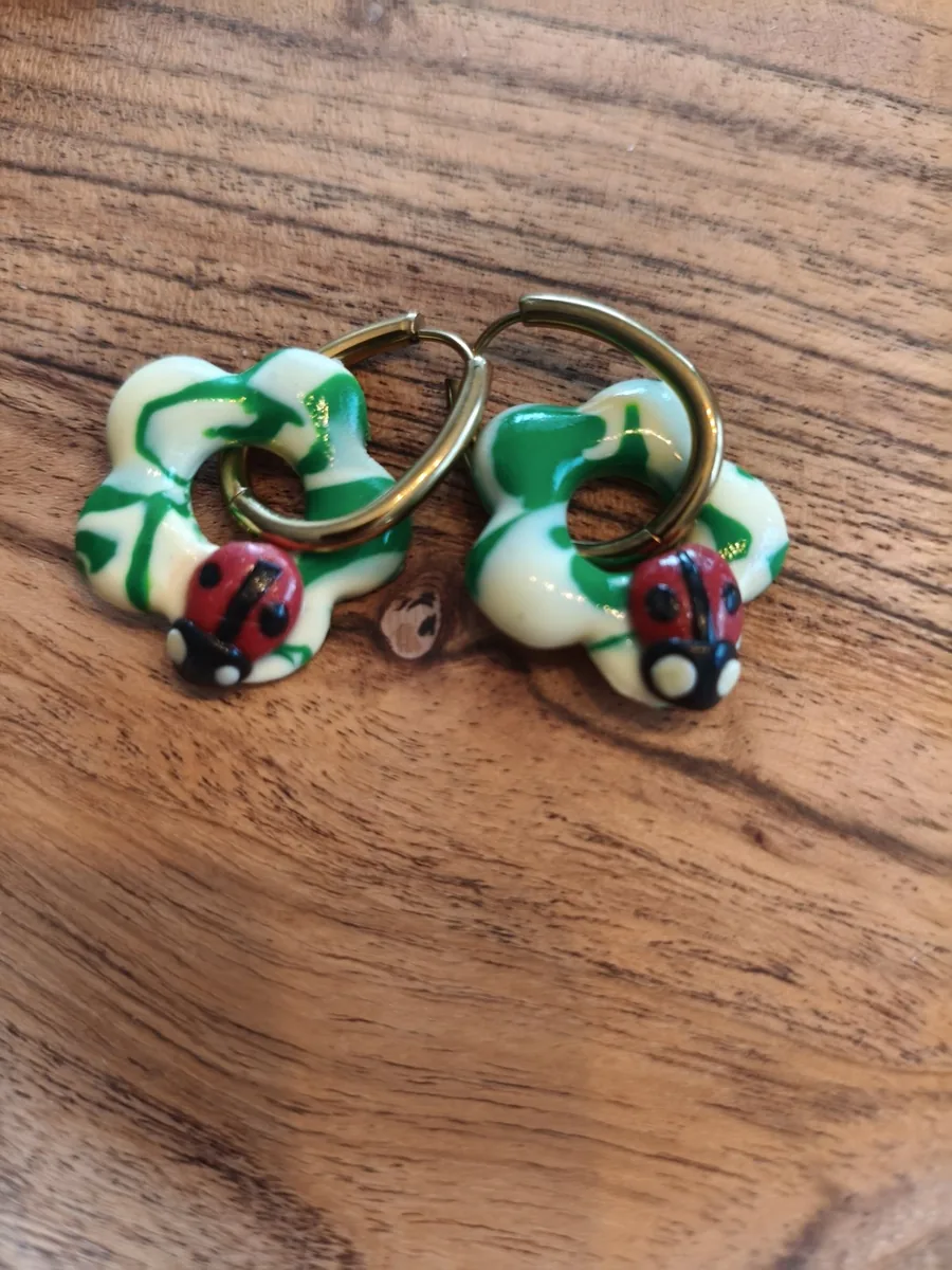 Boucle d'oreille fleur et coccinelle  – bijou artisanal kawaii