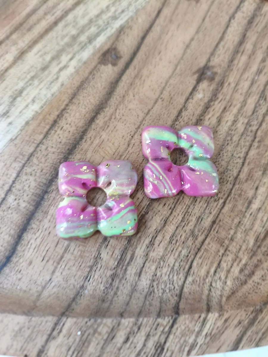 Candy Guadeloupe – vue 2 – Rose,jaune,vert et feuilles d or – Pâte polymère