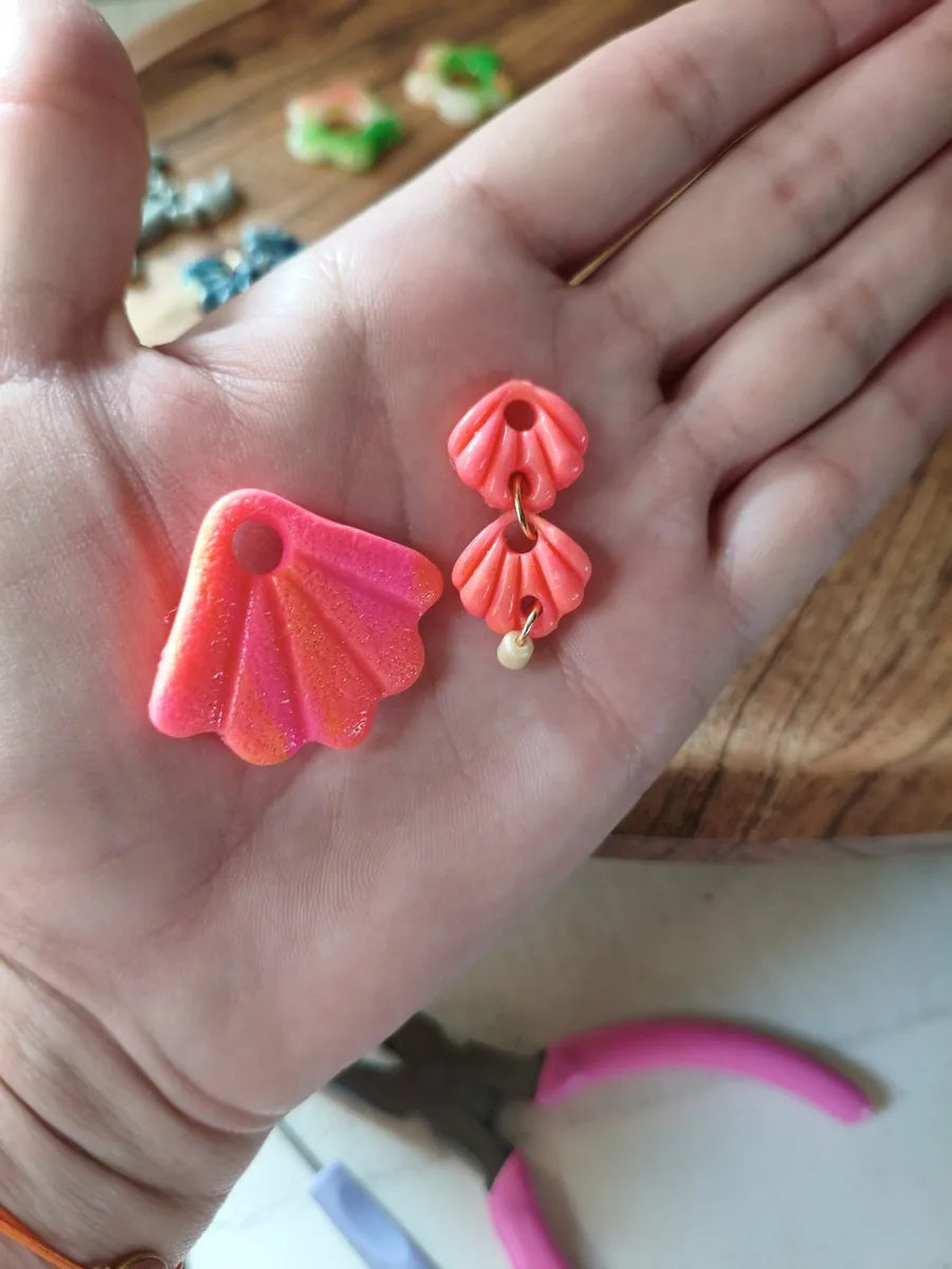 Boucle triade de coquillage – vue 3 – Rose fluo translucide – Pâte polymère ,acier inoxydable