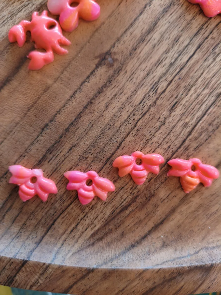 Mini abeille rose fluo – vue 2 – Rose fluo translucide – Pâte polymère