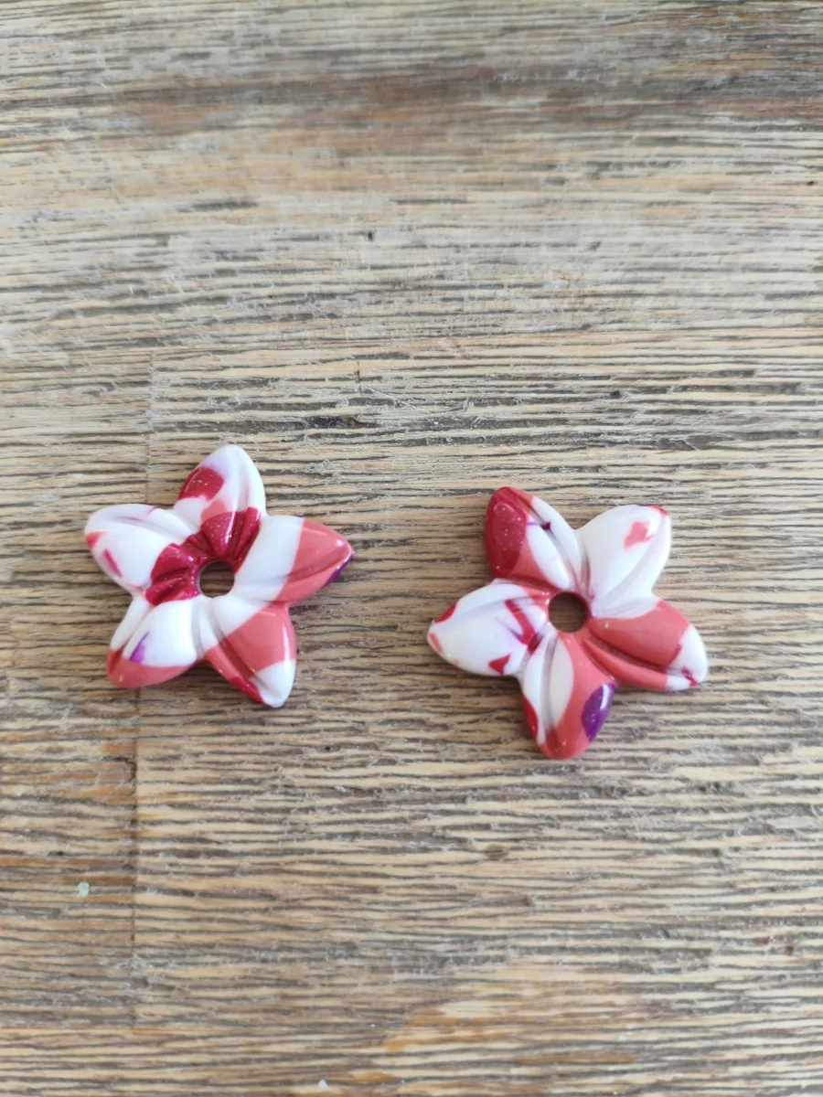 fleur étoilée – vue 2 – rose ,blanc ,fushia – Pâte polymère