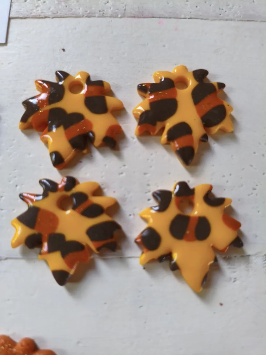 Pampilles feuilles d automne – vue 2 – Marron,jaune, orange,rouge et doré – Pâte polymère
