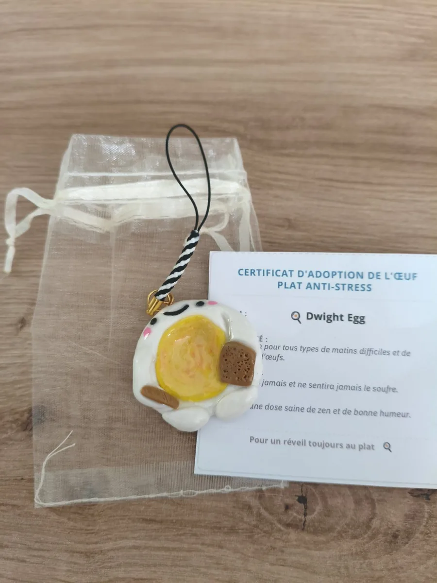 Worry stone, Dwight Egg – vue 2 – Jaune, blanc – Pâte polymère, acier inoxydable ,paracorde