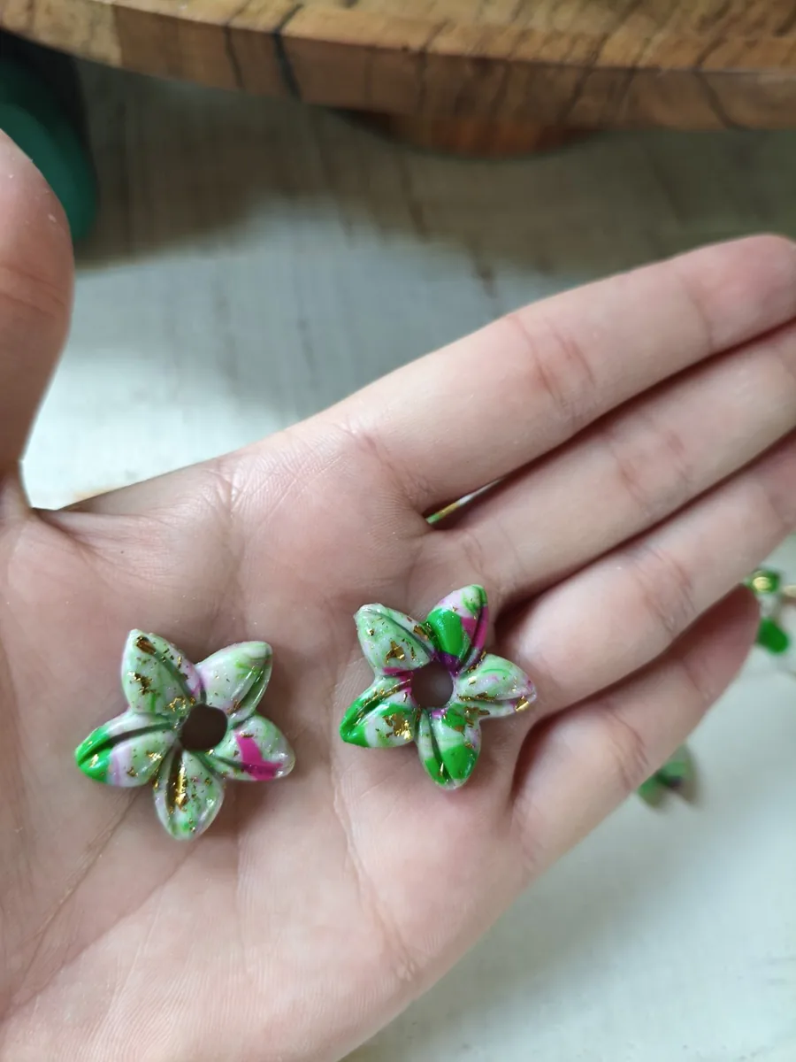 Fleur étoilée Martinique – vue 3 – Blanc vert doré fushia – Pâte polymère
