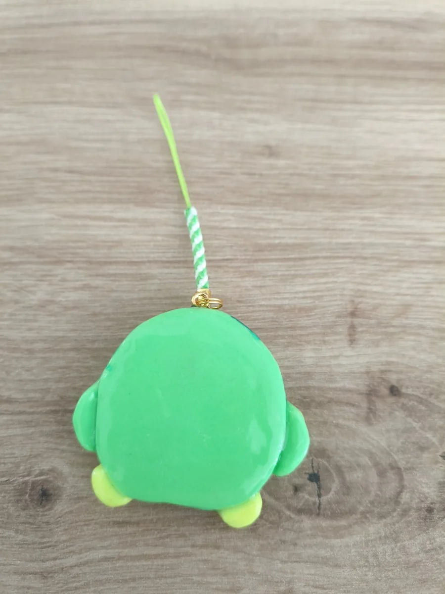 Worry stone,toad cruise – vue 3 – Vert,jaune – Pâte polymère, acier inoxydable ,paracorde