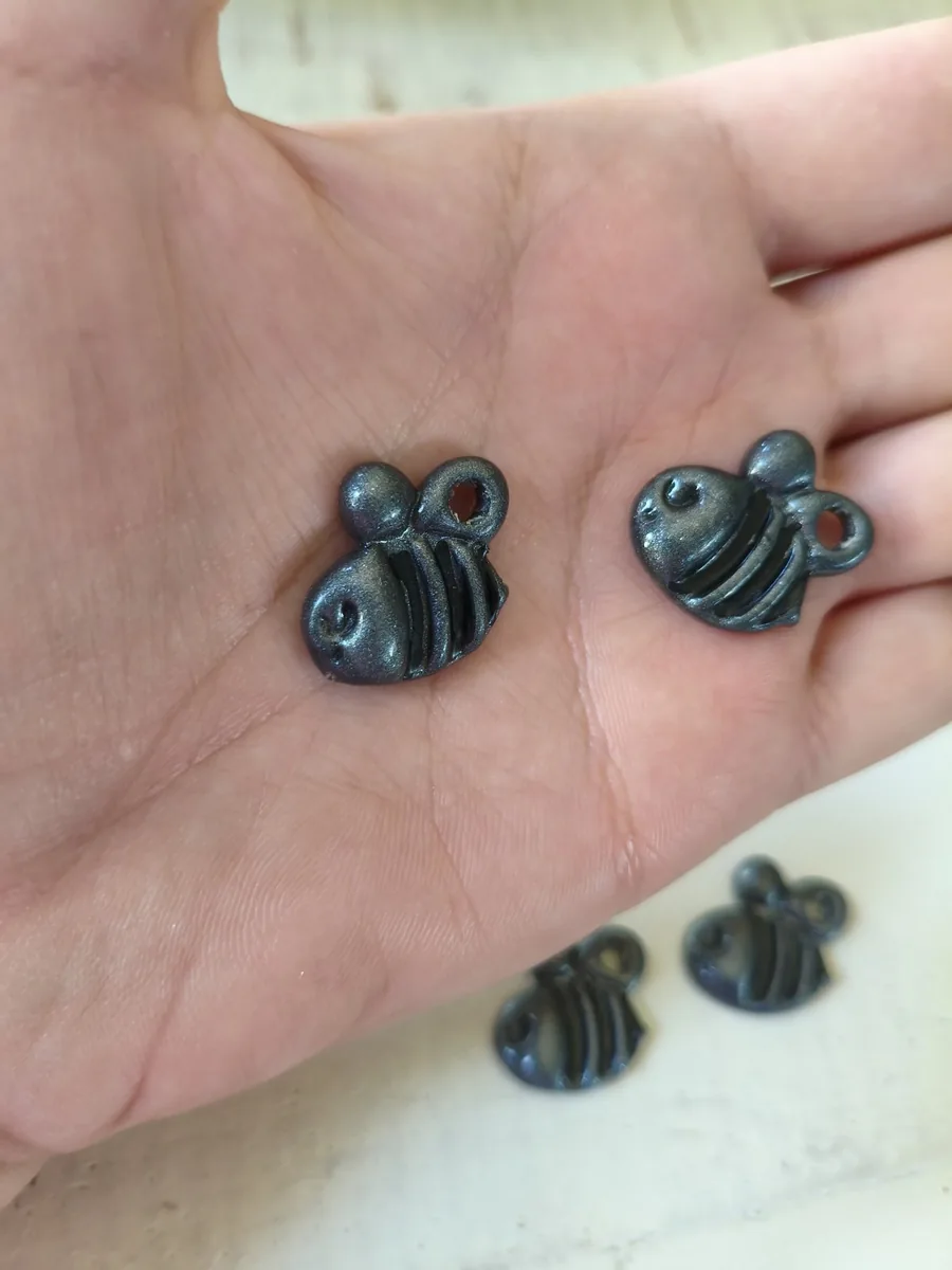 Abeilles terrifiantes – vue 3 – Gris foncé – Pâte polymère