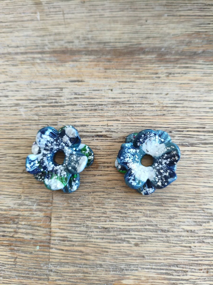 Emy pailletée – vue 2 – bleu nuit ,blanc vert – Pâte polymère