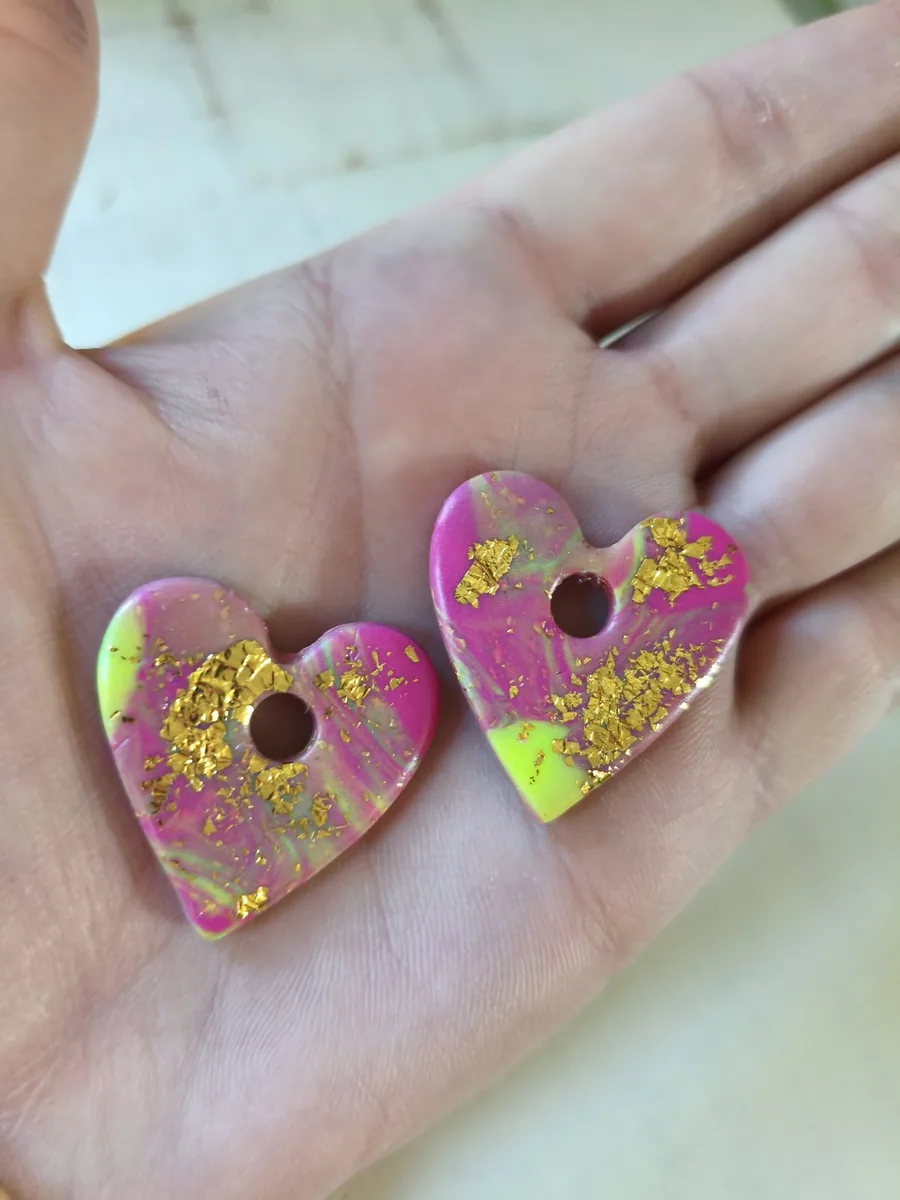 Lulu Guadeloupe – vue 3 – Fushia,jaune et feuilles d or – Pâte polymère