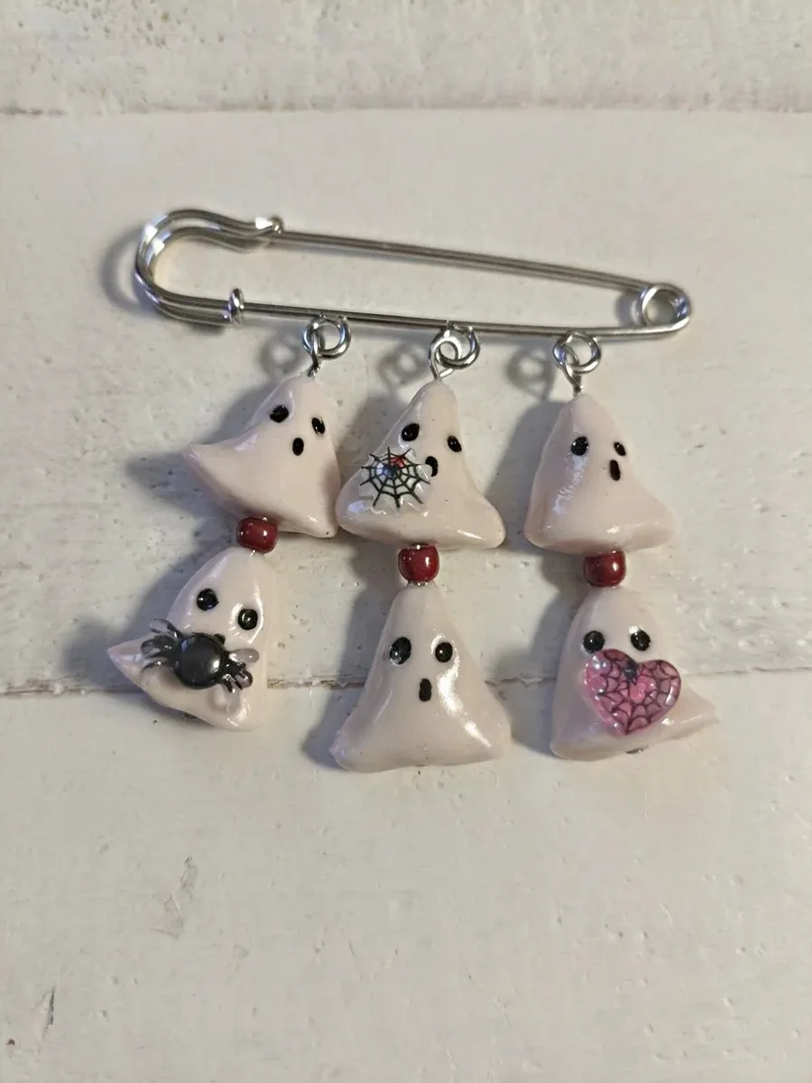 Broche halloween – vue 2 – Blanc crème – Pâte polymère ,acier inoxydable argenté