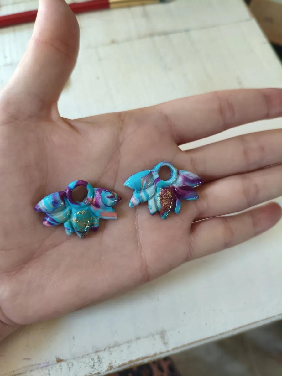 cigales d été – vue 3 – Turquoise,rose, violet, doré – Pâte polymère