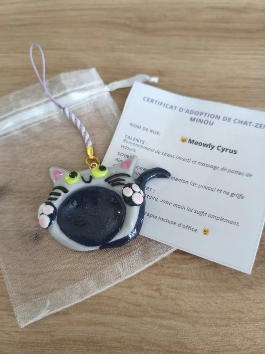 Worry stone, meowly cyrus – vue 2 – Gris – Pâte polymère, acier inoxydable ,paracorde