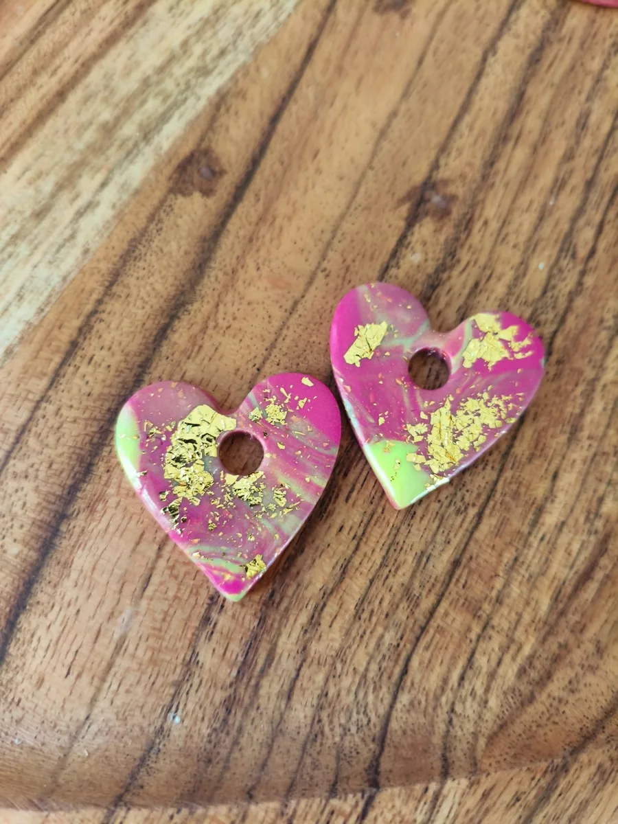 Lulu Guadeloupe – vue 2 – Fushia,jaune et feuilles d or – Pâte polymère