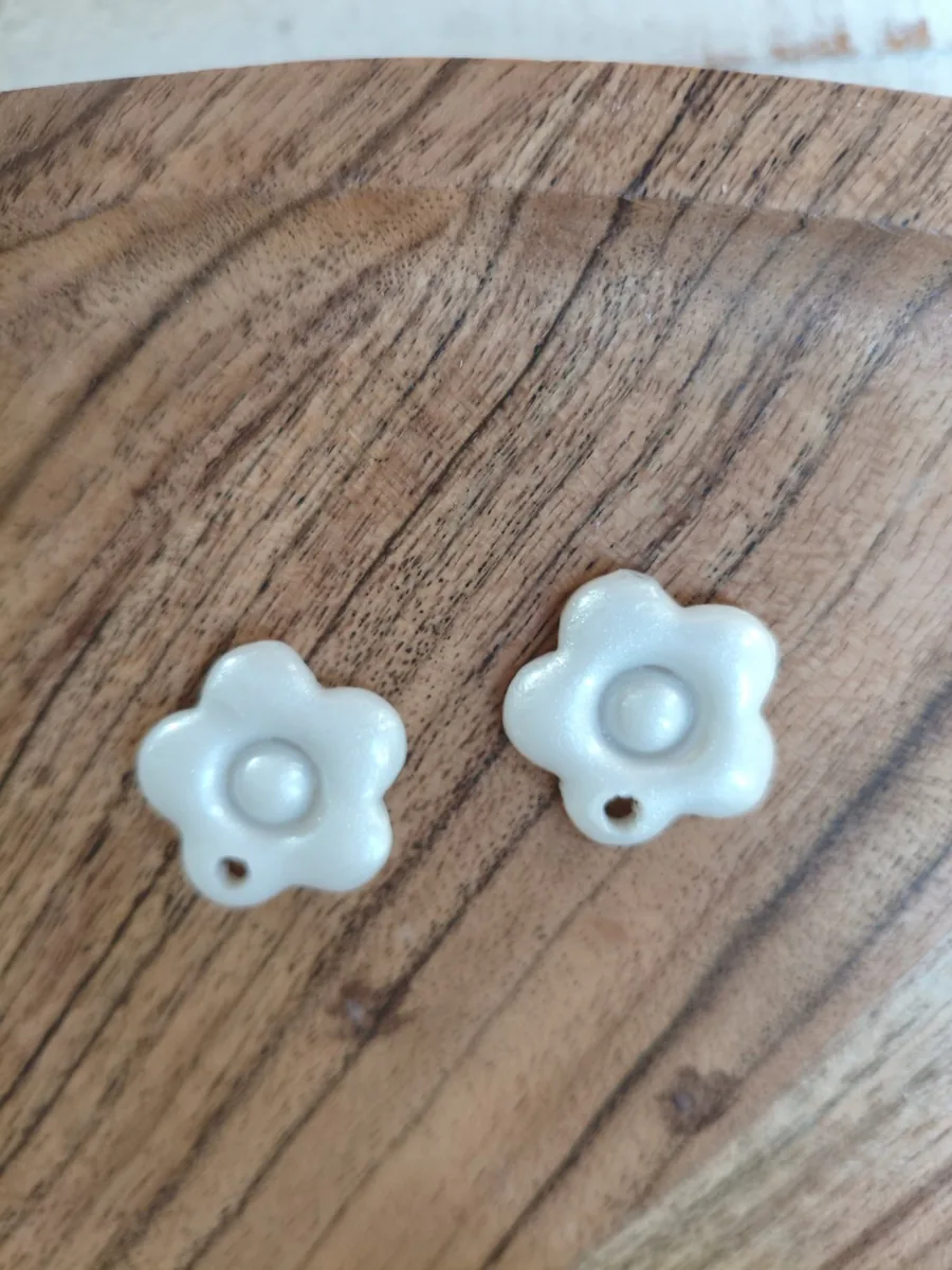 Marguerite nacrée – vue 3 – Blanc nacré – Pâte polymère
