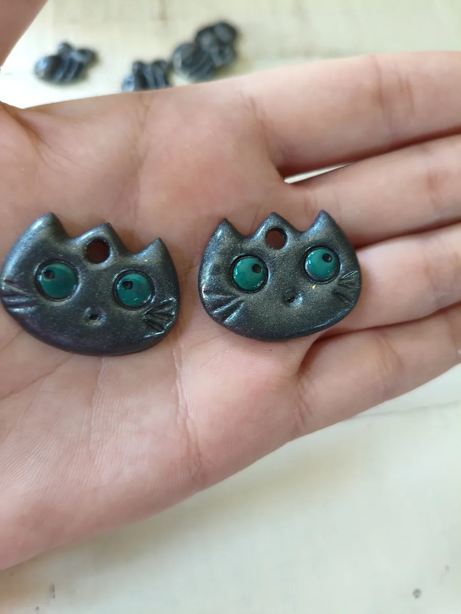 Chat distrait – vue 3 – Gris foncé ,vert – Pâte polymère