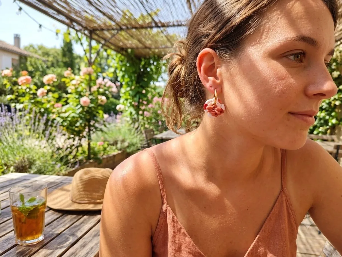 Boucle Rosa et son abeille – vue 3 – Blanc, violet, vieux rose, doré – Pâte polymère ,acier inoxydable