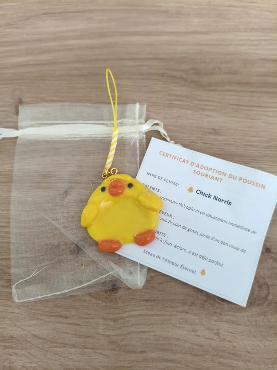Worry stone, poussin – vue 2 – Jaune – Pâte polymère, acier inoxydable ,paracorde