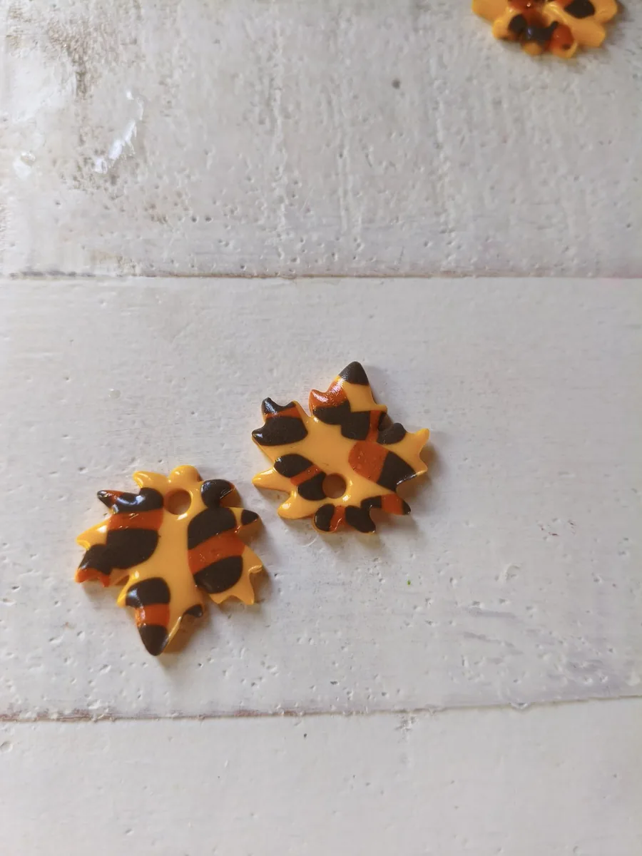 Feuilles savane – vue 2 – Jaune marron orange – Pâte polymère
