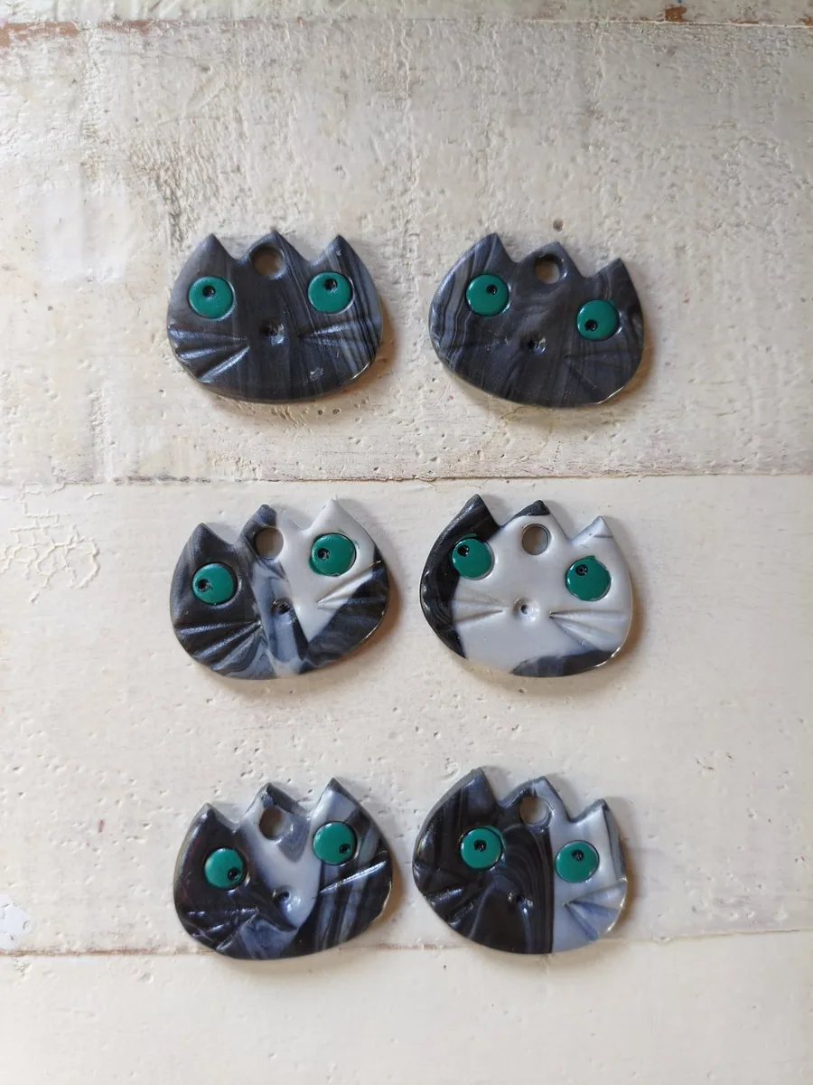 Chat distrait chamaré – vue 2 – Gris,noir, blanc et vert – Pâte polymère