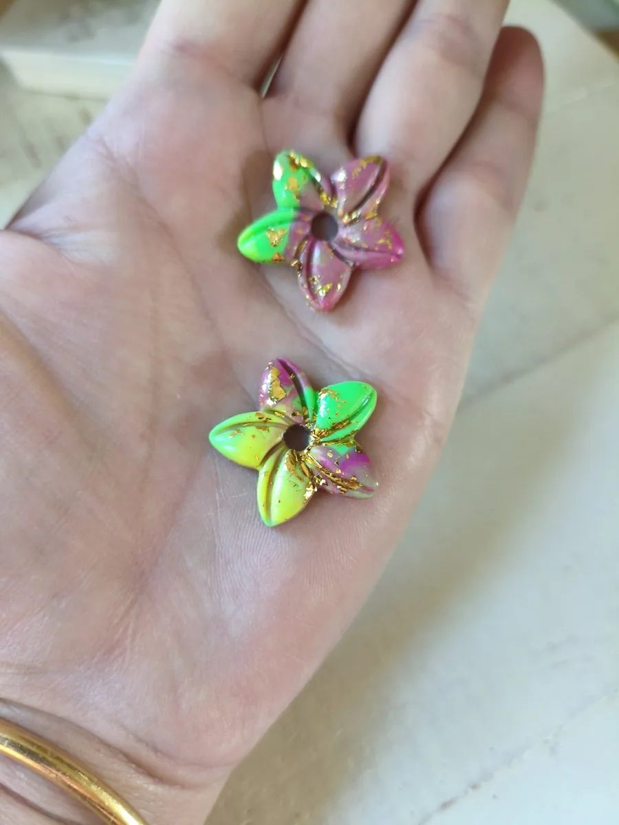 Fleur étoilée Guadeloupe – vue 3 – Rose jaune vert et feuilles d or – Pâte polymère