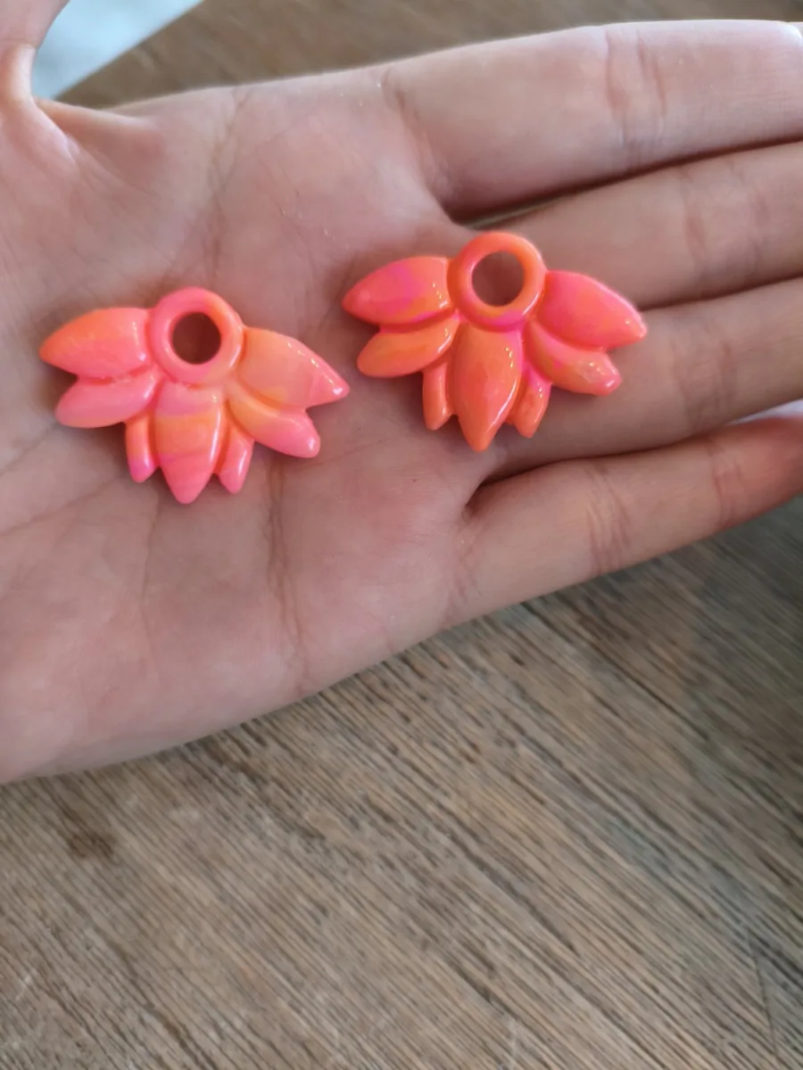 Cigale d été rose fluo – vue 2 – Rose fluo translucide – Pâte polymère