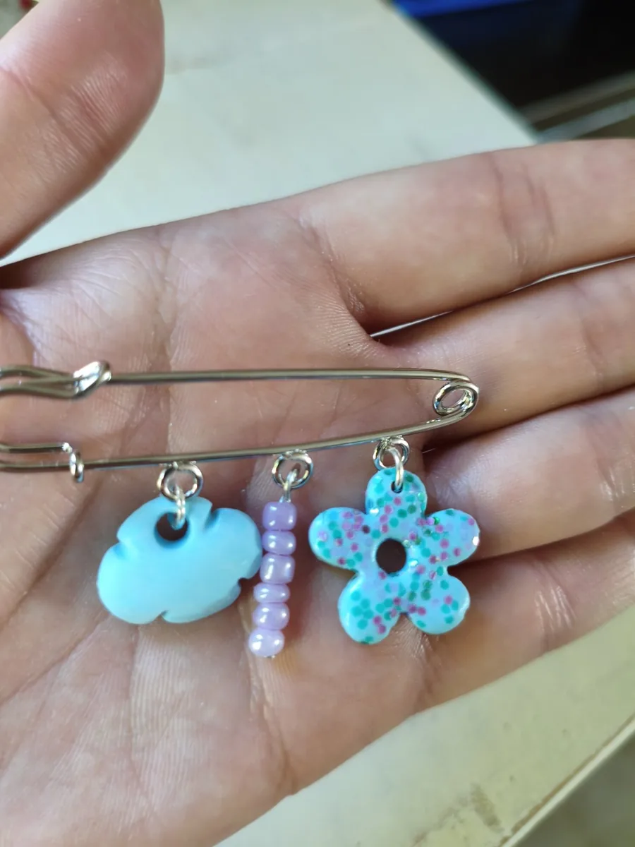 Broche nuage et fleurs – vue 3 – Turquoise,rose, violet – Pâte polymère ,acier inoxydable