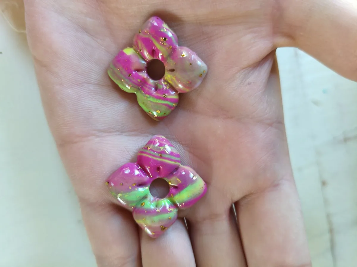 Candy Guadeloupe – vue 3 – Rose,jaune,vert et feuilles d or – Pâte polymère