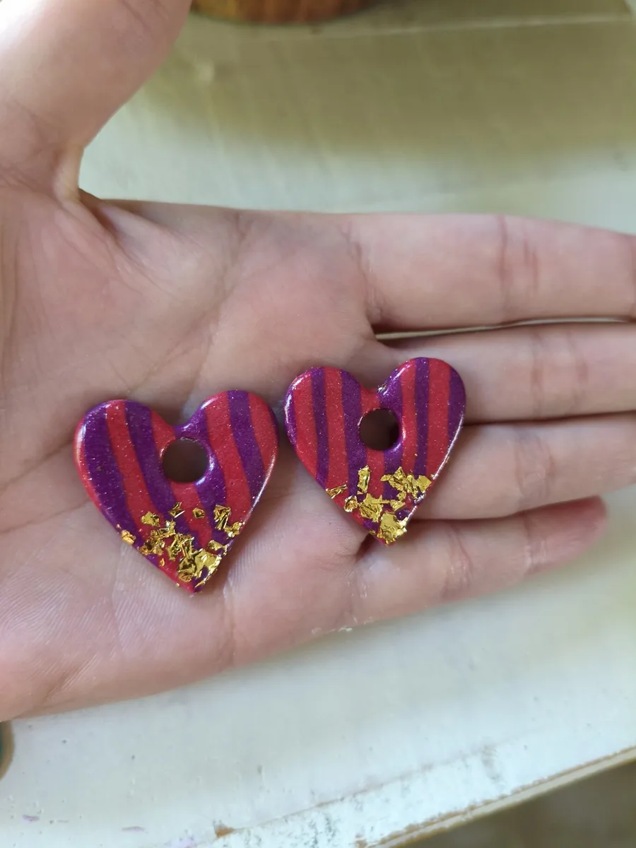 Lulu irisé doré – vue 3 – Fushia et violet pailleté avec des feuilles d or – Pâte polymère