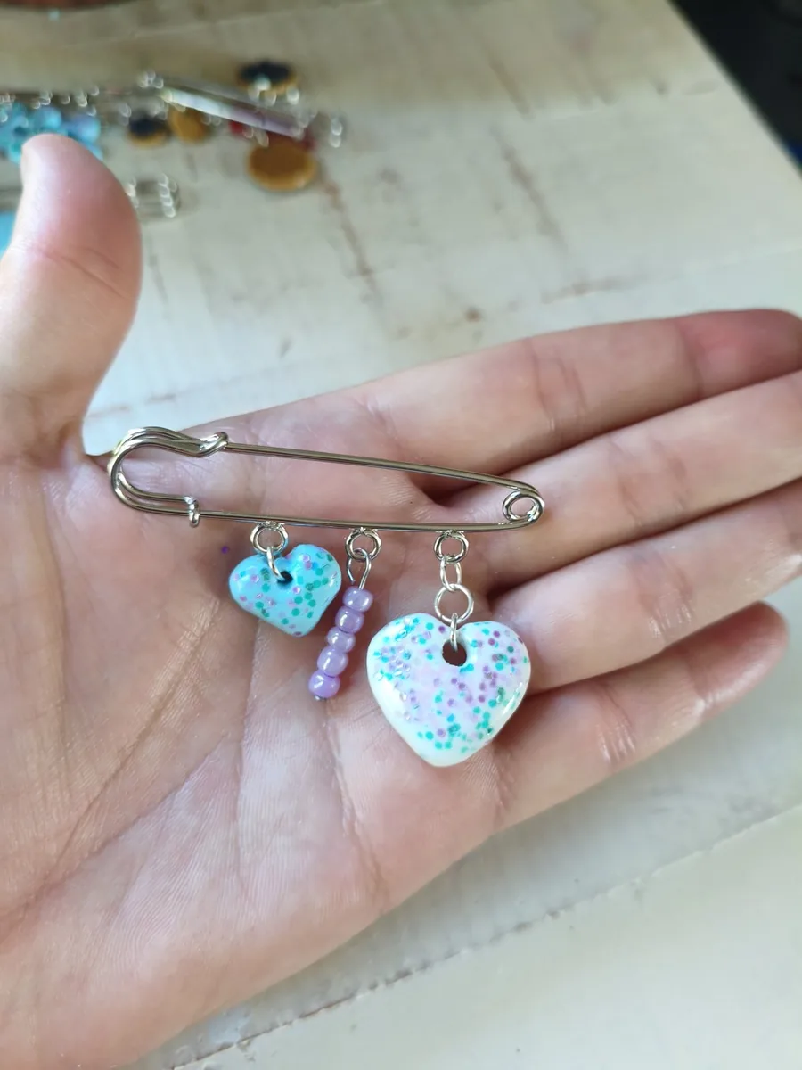 Broche coeur – vue 3 – Blanc turquoise rose – Pâte polymère ,acier inoxydable