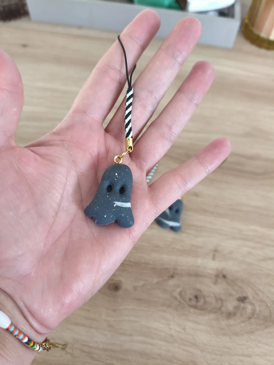 Porte clé Fantômes – Édition Céleste – vue 3 – Gris, bleu profond – Pâte polymère