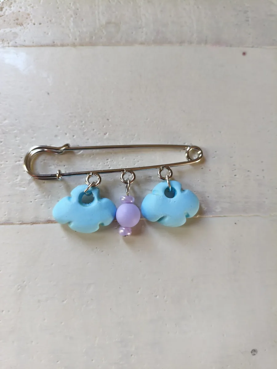 Broche nuage – vue 2 – Turquoise , violet – Pâte polymère ,acier inoxydable