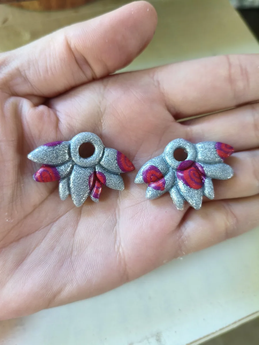 Cigale d été irisée métallisée – vue 3 – Métallisée avec spirale fushia et violet – Pâte polymère